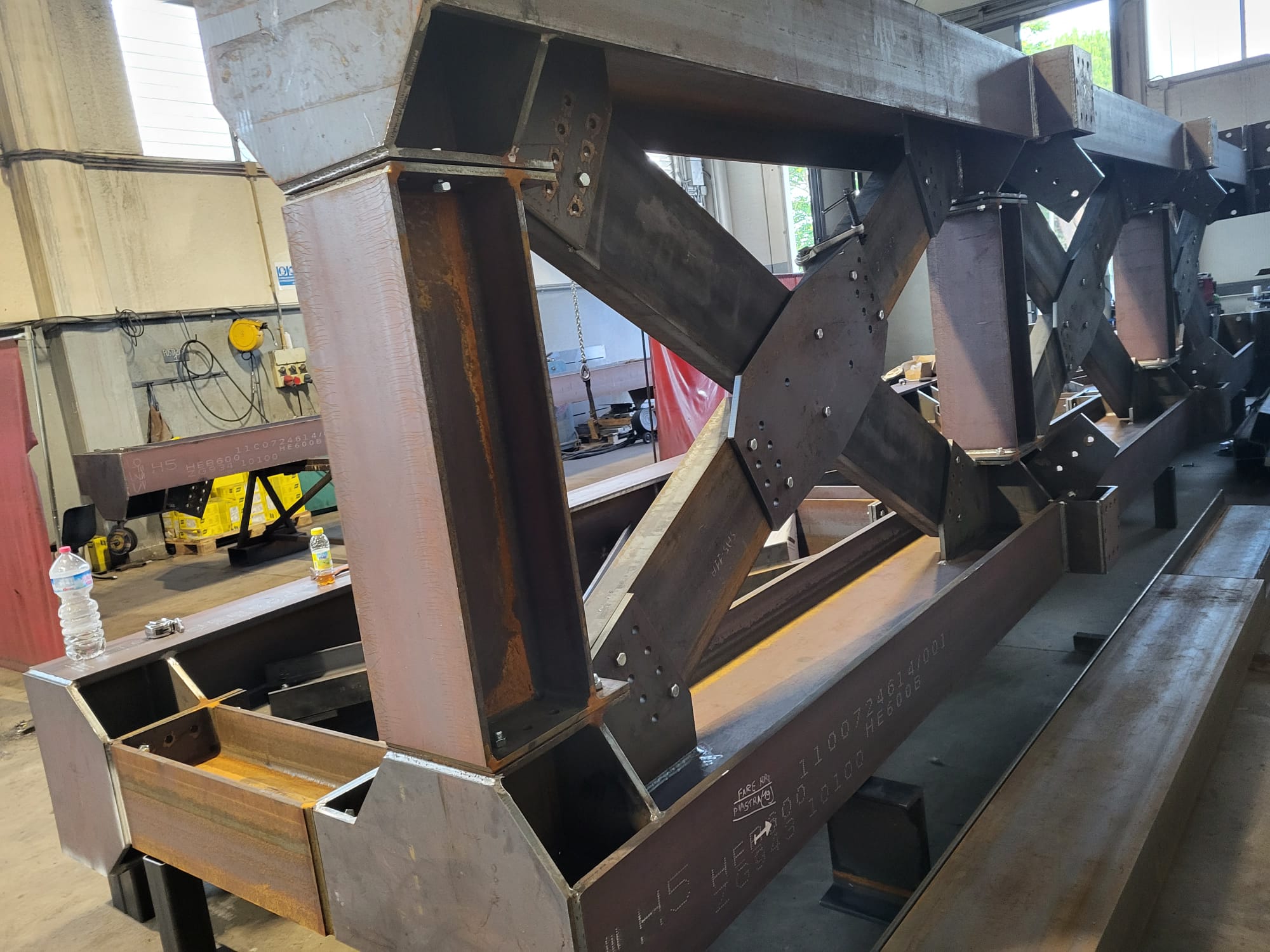 Dettaglio lavorazione di carpenteria pesante con giunti saldati