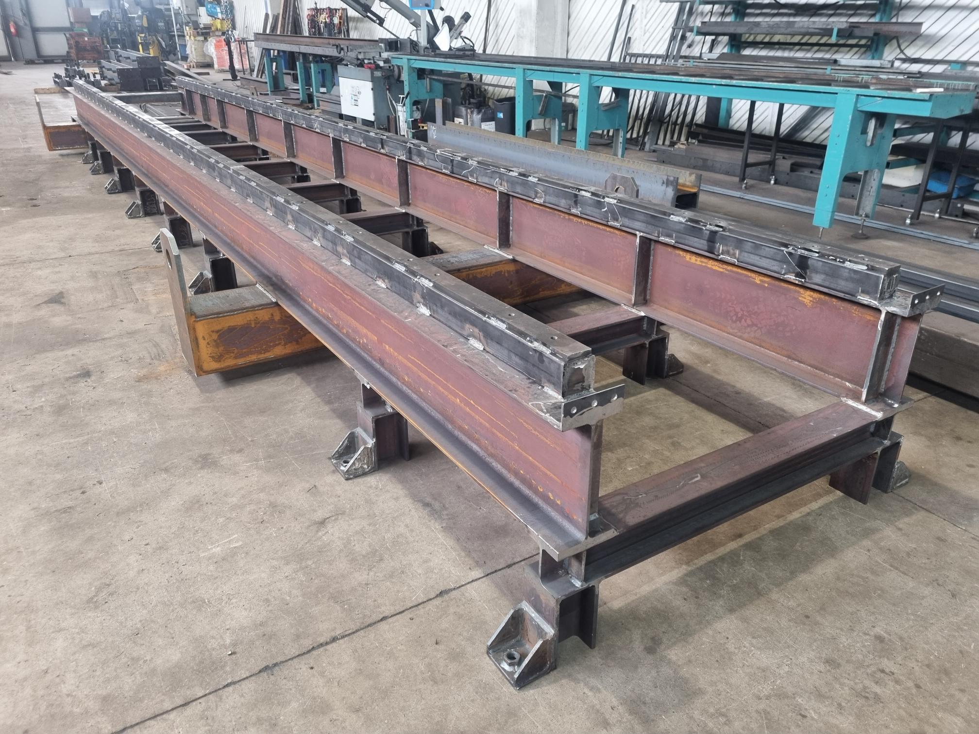 Trave metallica in fase di lavorazione in officina